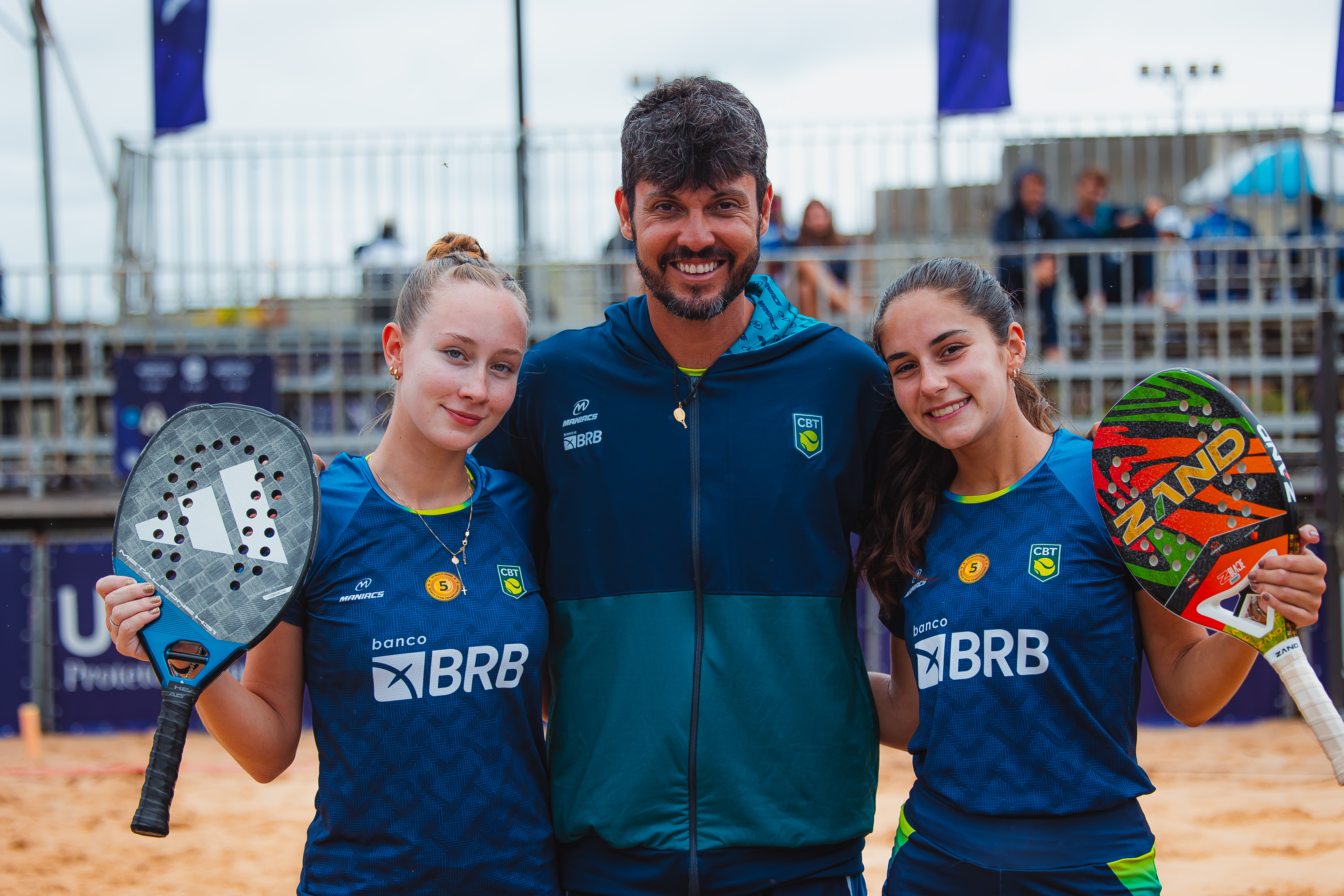 Marcus com atletas femininas sub-18